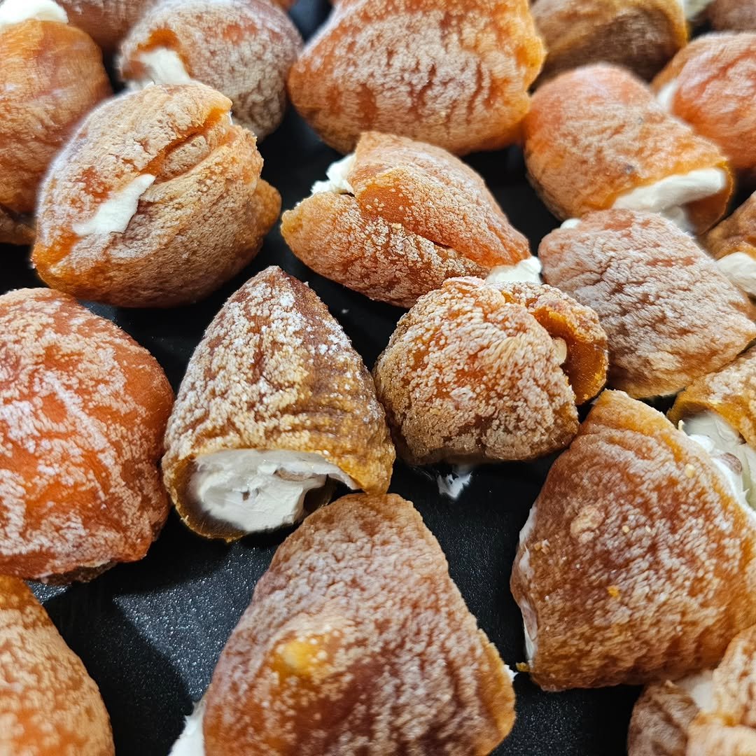 Photo by 찰떡부자 on December 15, 2025. May be an image of shiitake mushrooms, baguette, fig, pastry, escargot, powdered sugar and text.