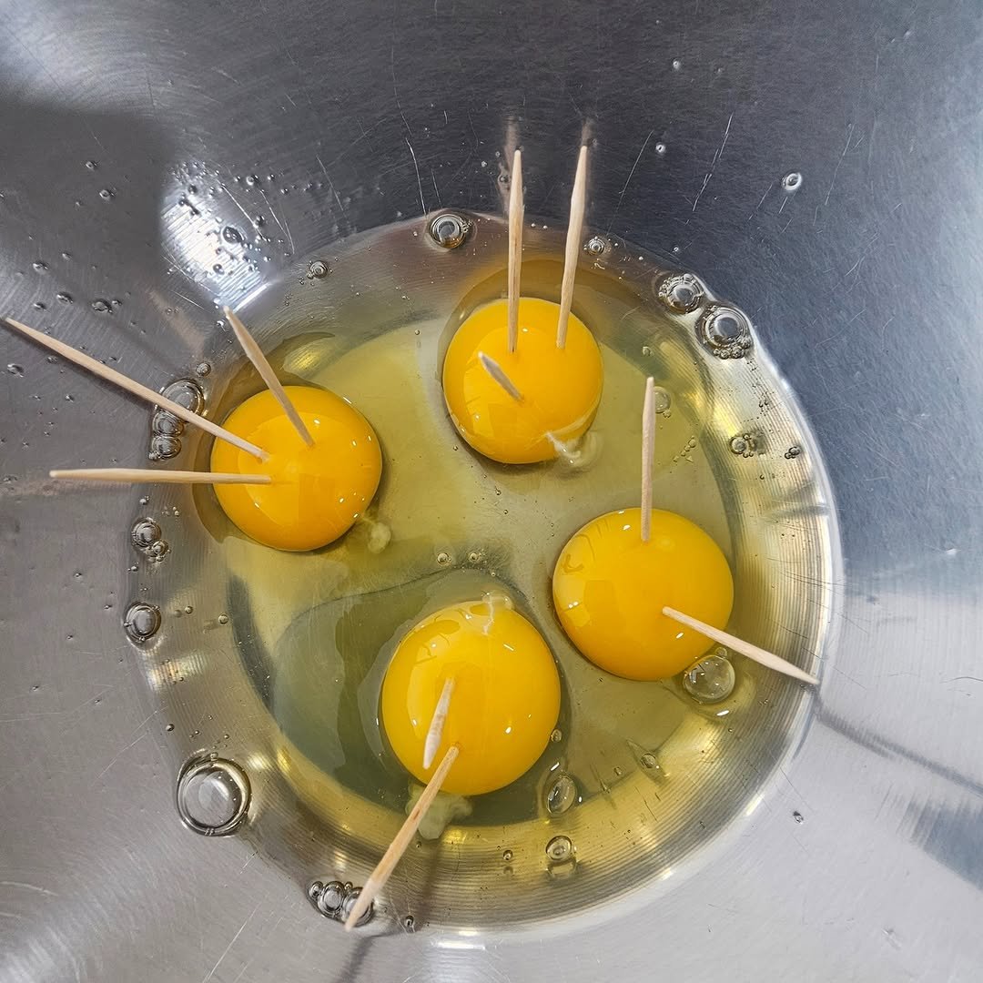 Photo by 찰떡부자 on July 12, 2025. May be an image of egg yolk, strainer, boiled egg, skewer and text.