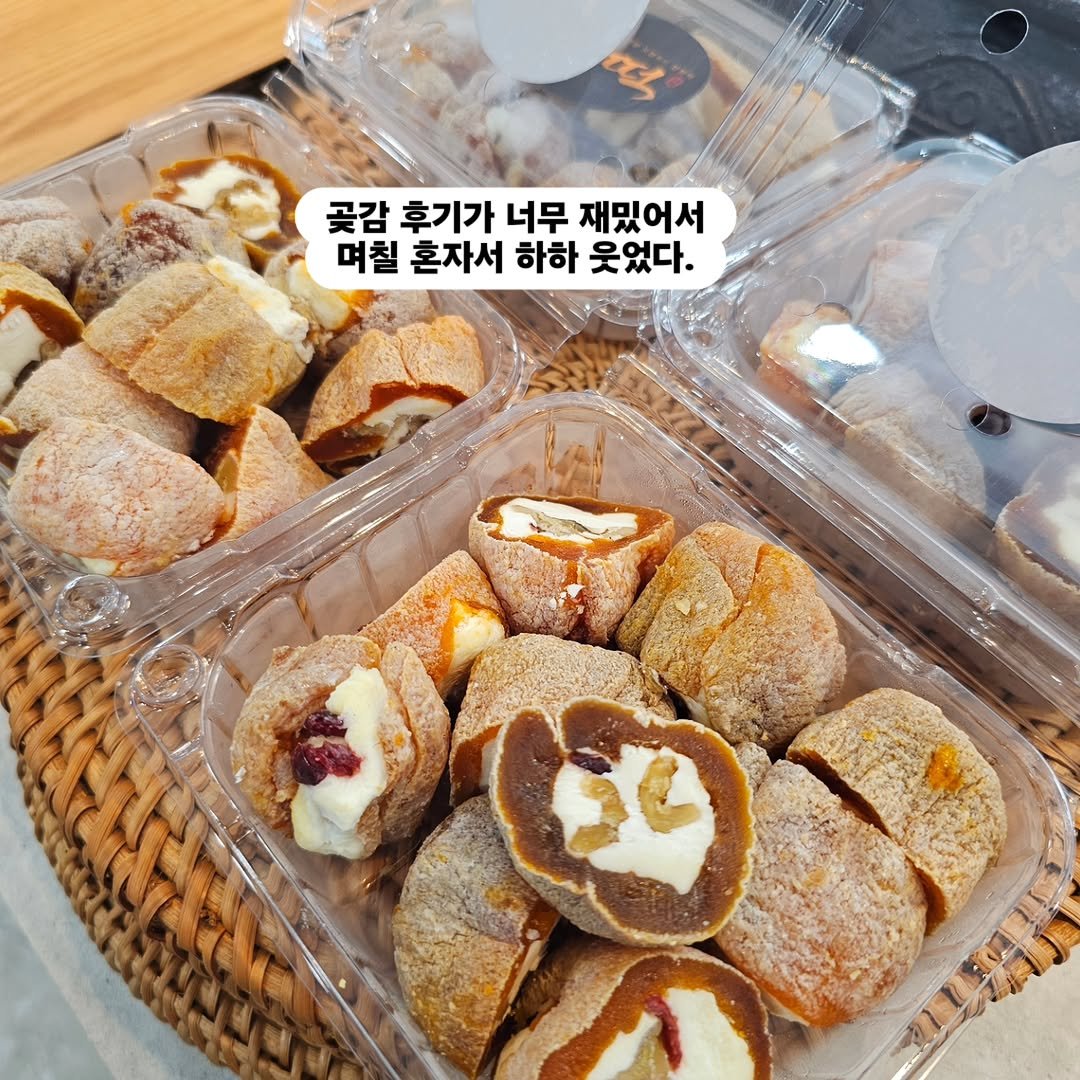 chaldduk_king 게시물 이미지: 딸이 부모님에게 
곶감과 크림치즈 곶감말이를 
선물로 보냈는데,

부모님이 딸에게...