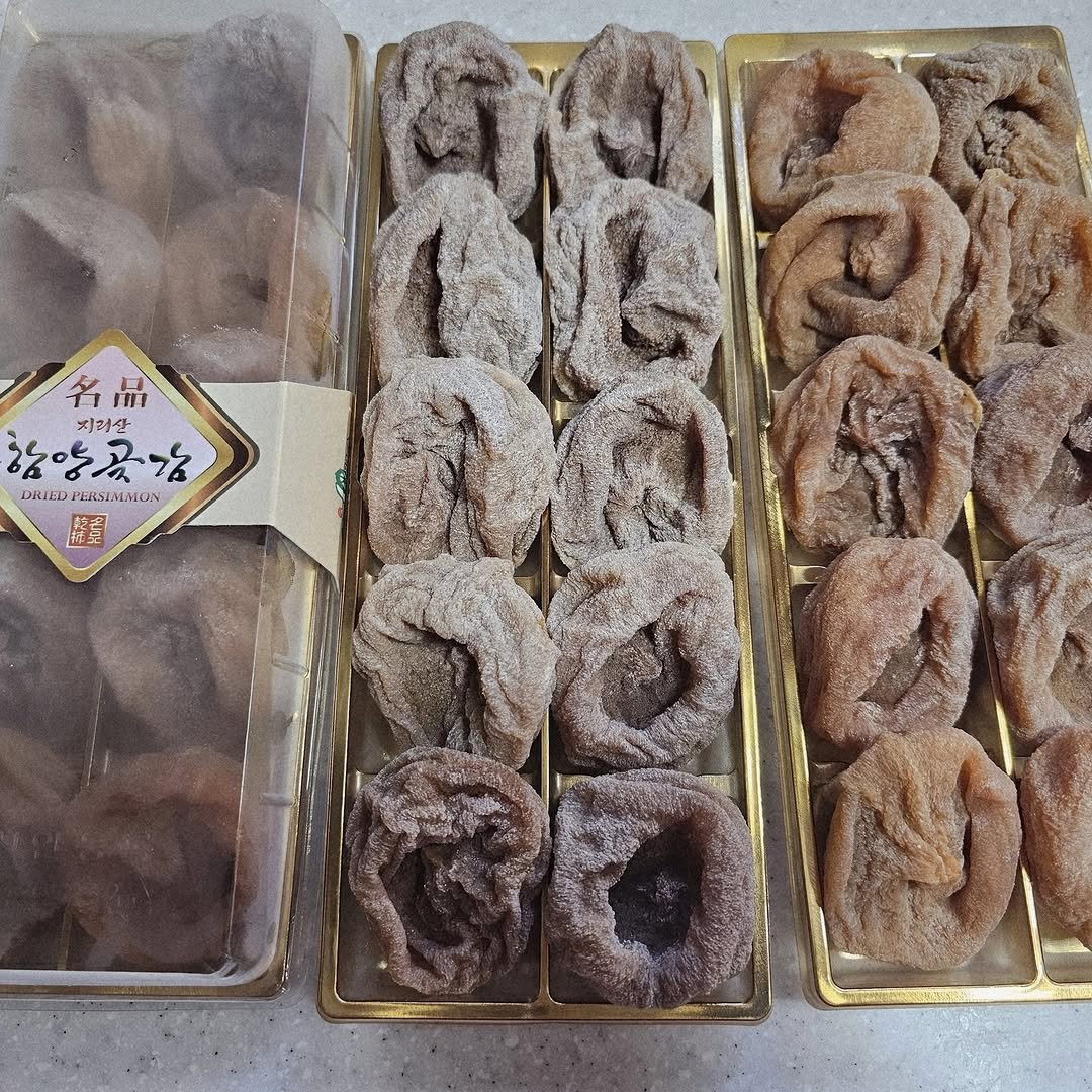 Photo by 찰떡부자 on November 10, 2025. May be an image of longan and text that says 'ት 名品 品 지러산 ㅎ양곡럼 oHAE 口 PERSIMMON 蓝案'.