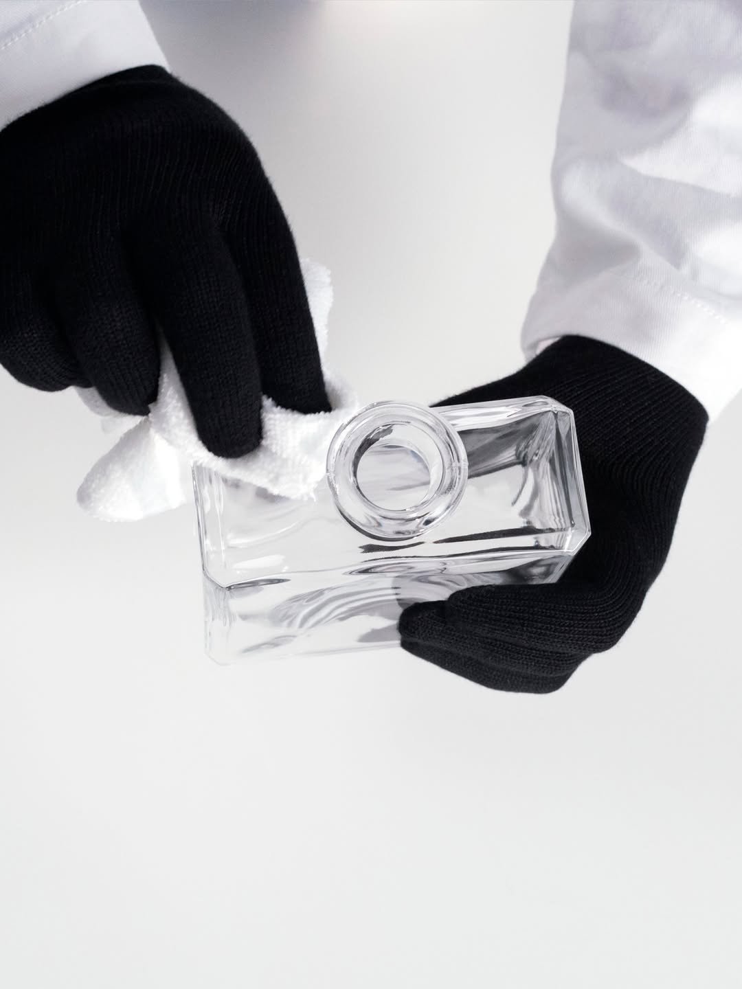 chanelofficial 게시물 이미지: The art of technique.
First, the glass is...