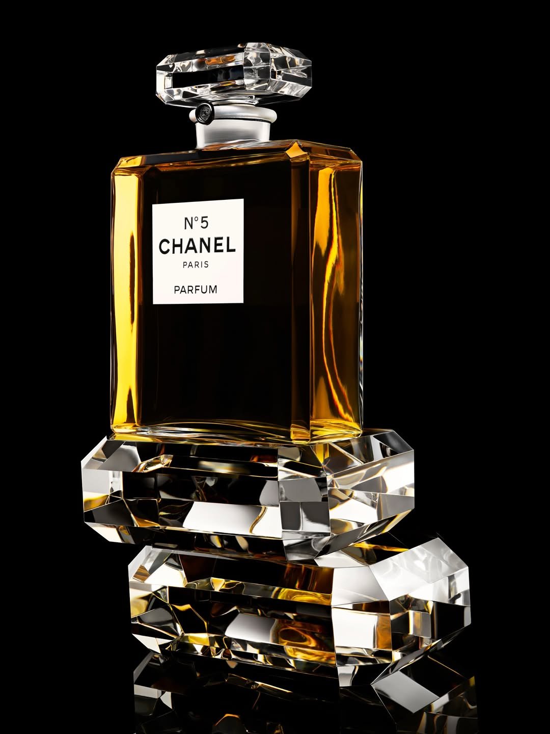 chanelofficial 게시물 이미지: N°5. Radically different.
At the heart of this...