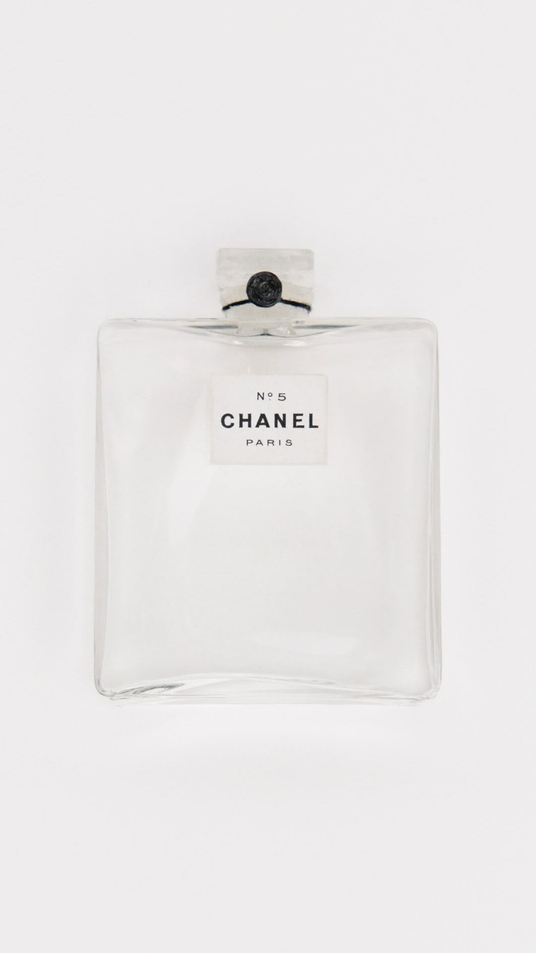 chanelofficial 게시물 이미지: N°5. More than a fragrance—an icon.
The...