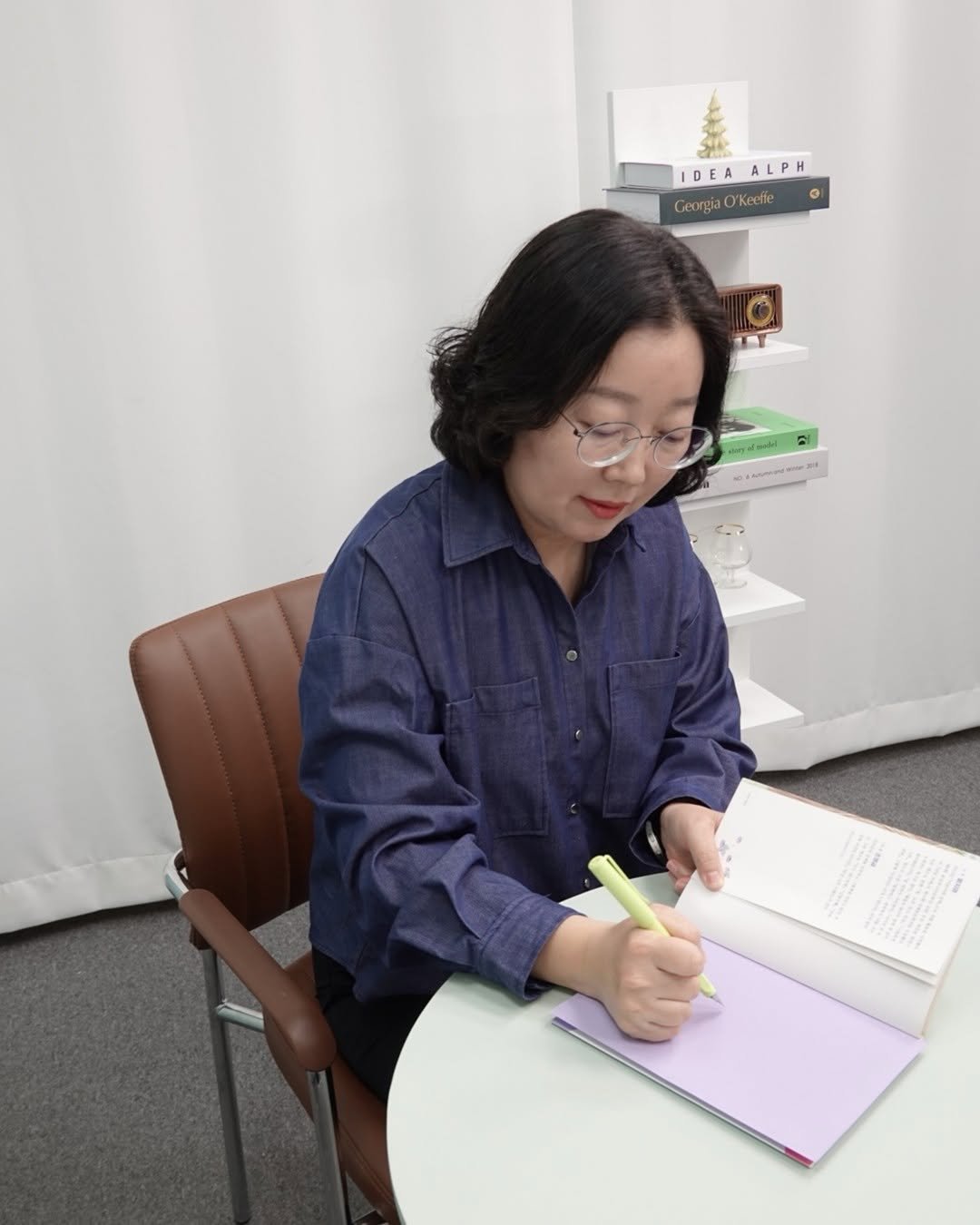 Photo by 창비교육 on April 15, 2026. May be an image of studying, eyeglasses, book, bureau, pen, office and text that says 'IDEA IDEAALPH EA ALPH Geargia Georgia0'Keetle Keetle Geongl U'.