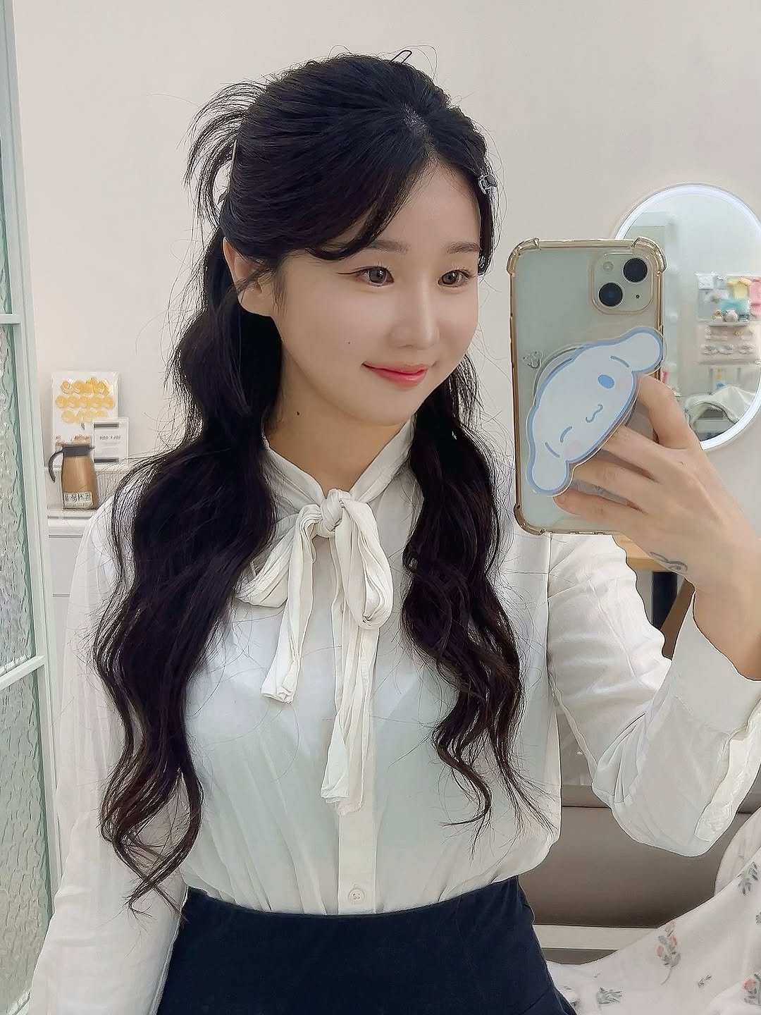 Photo by 민초여왕 채인 on November 03, 2025. May be an image of one or more people and braids.