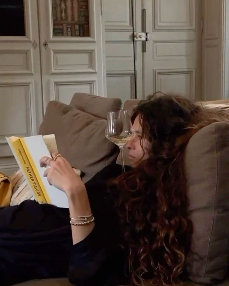 Photo by 카오스모스 | 먹고 사는 이야기 on September 27, 2025. May be an image of 1 person, studying, book, wine glass, chaise lounge and text.