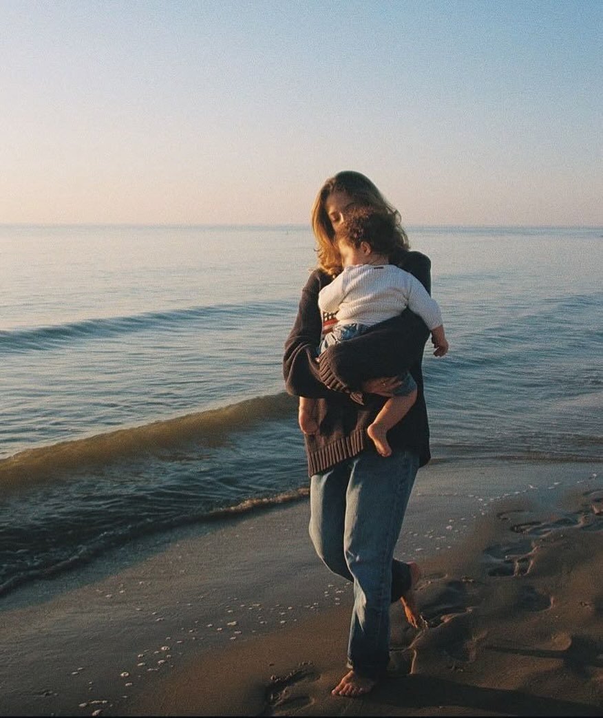 Photo by 카오스모스 | 먹고 사는 이야기 on August 31, 2025. May be an image of 1 person, child, ocean, beach and text.