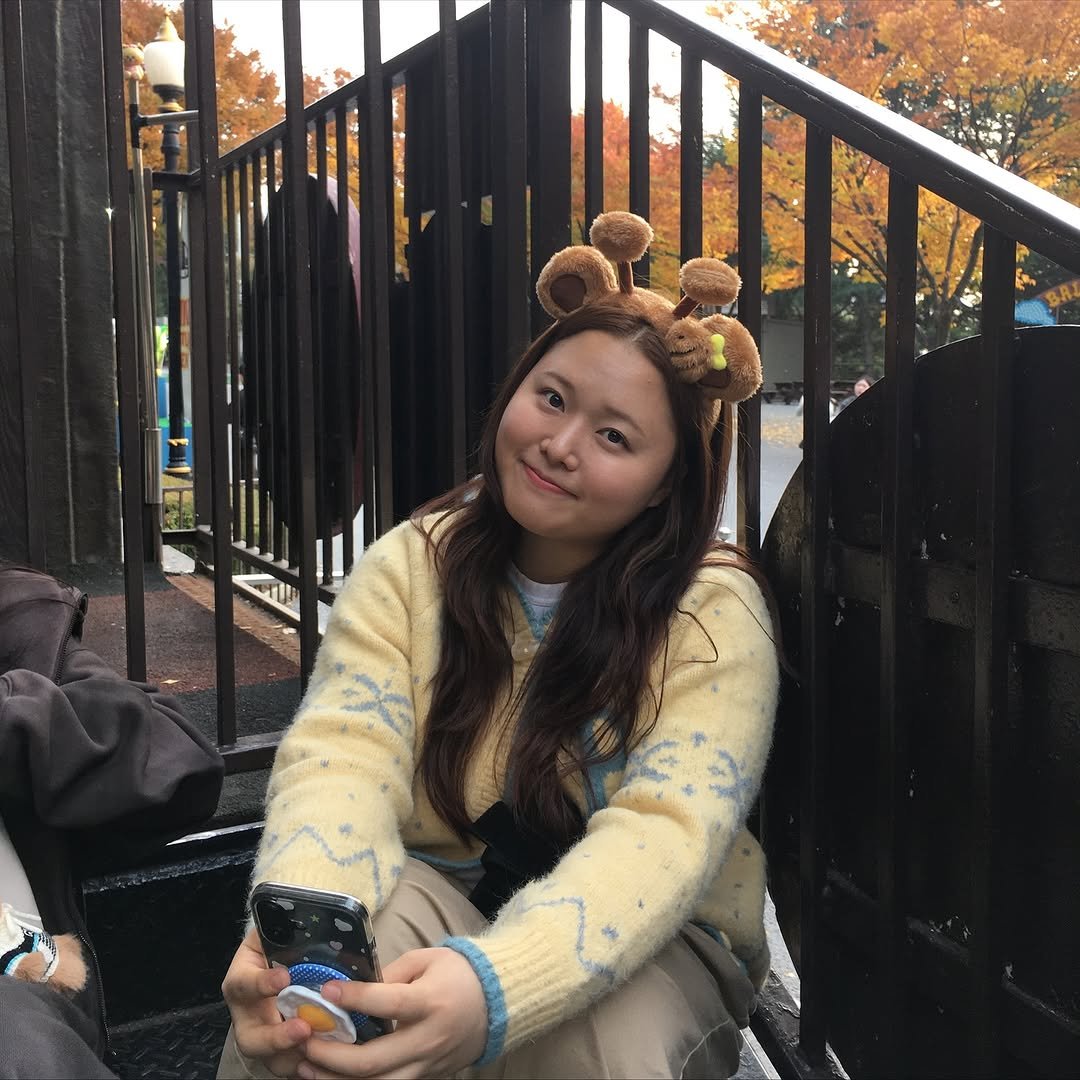 Photo by 찰스 on November 09, 2025. May be an image of bear, duffle coat, parka, park and text.