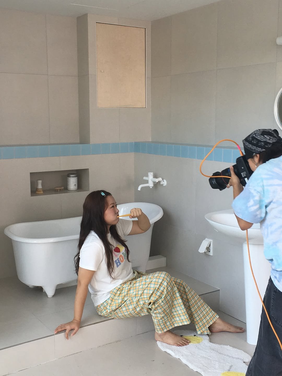 Photo shared by 찰스 on October 14, 2025 tagging @29cm.official, and @oggitt.official. May be an image of bathtub, wash basin, faucet, camera, shower and text.