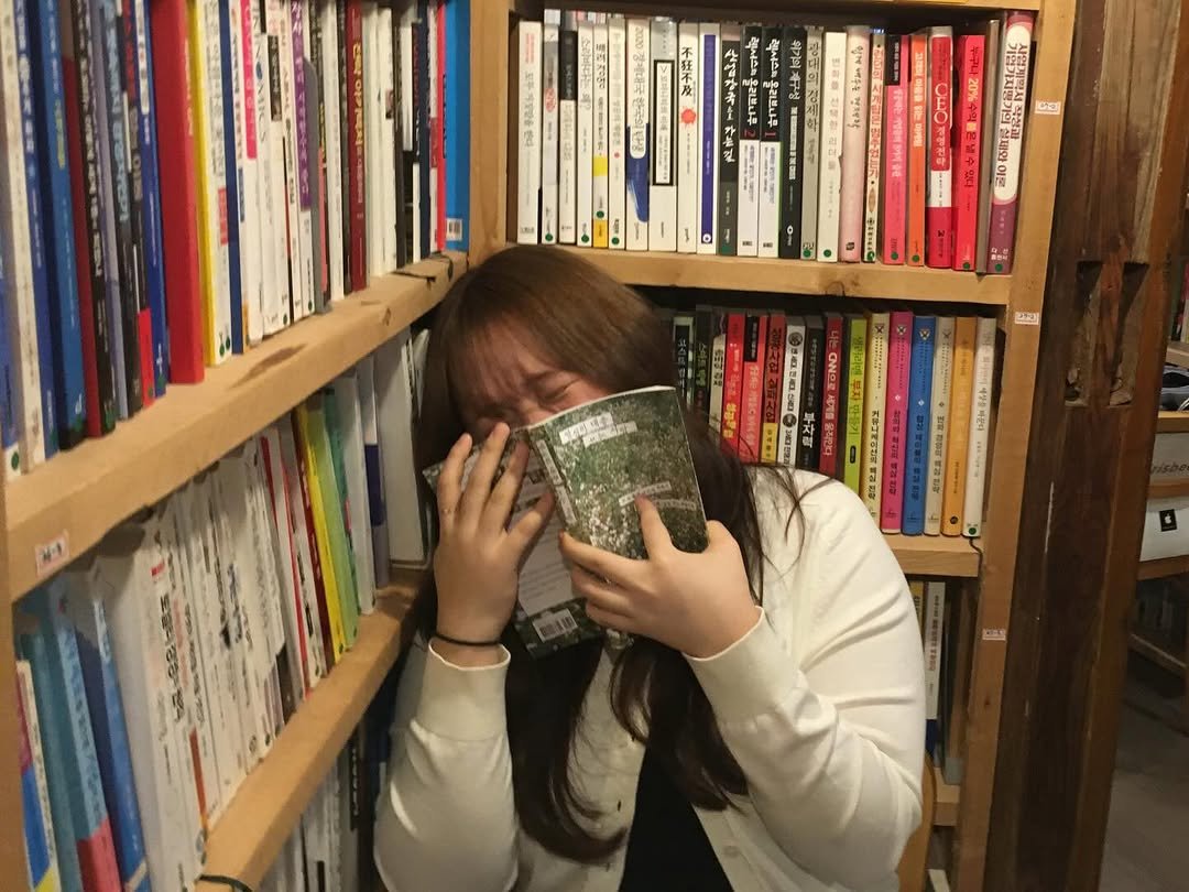 Photo by 찰스 on January 05, 2026. May be an image of book, newsstand and text.