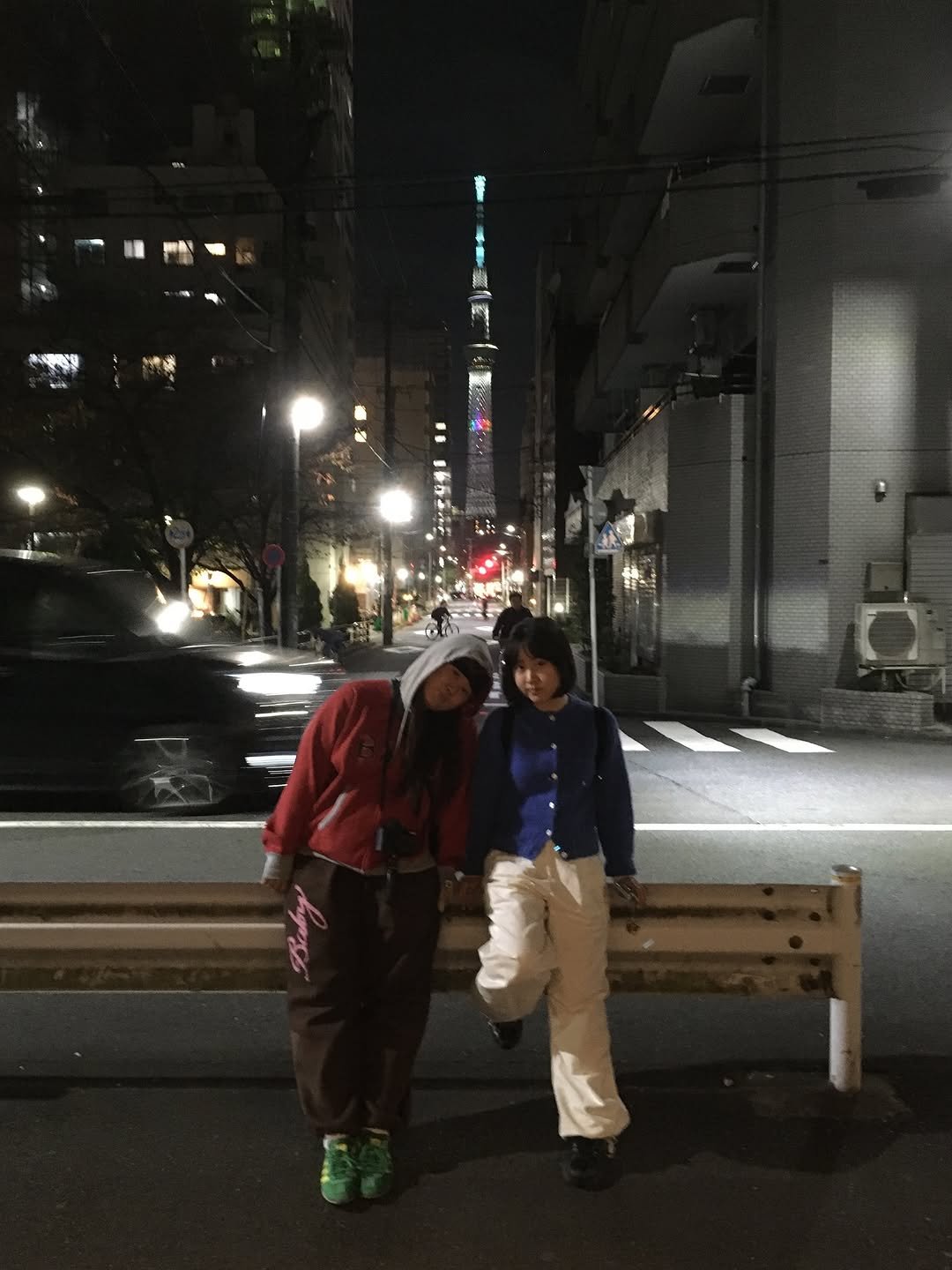 Photo by 찰스 on November 24, 2025. May be an image of one or more people, overcoat, duffle coat, parka, street, Tokyo Tower, night and text.