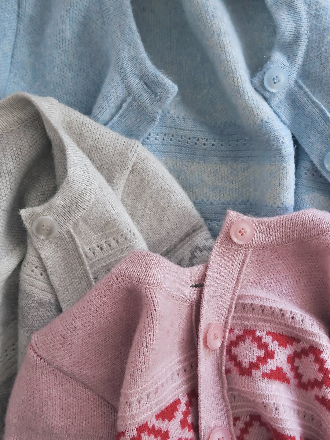 Photo by 차미즈(charmeeze) on October 02, 2025. May be an image of wool, knit, cardigan, sweater and text.