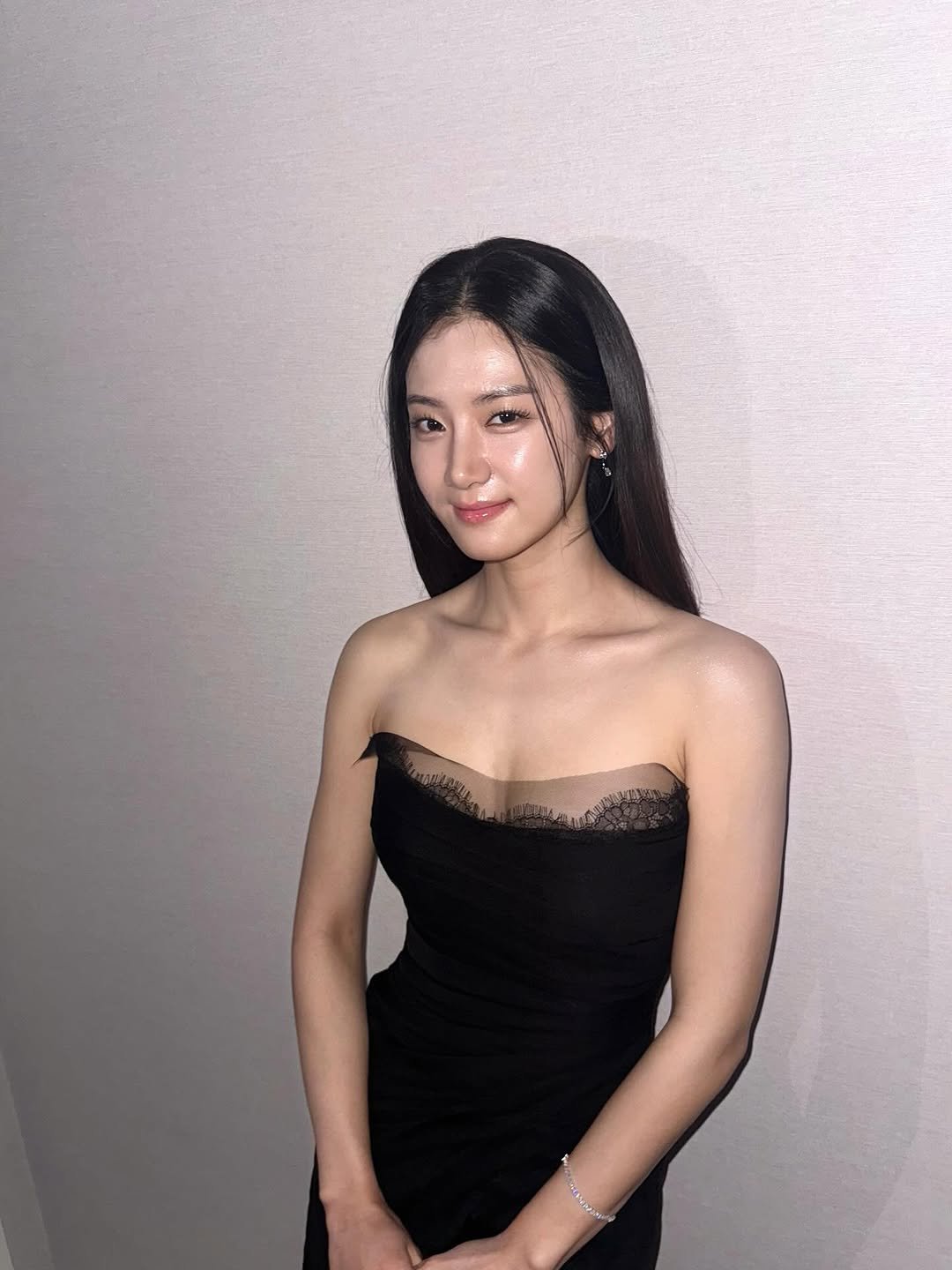 Photo by 박주현 on November 19, 2025. May be an image of one or more people, hair, dress and text.