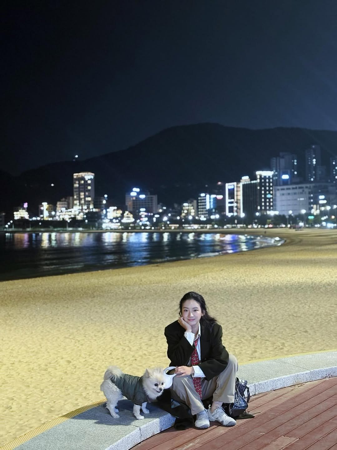 Photo shared by 박주현 on November 27, 2025 tagging @charmgirl_baby. May be an image of Norwich terrier, duffle coat, Victoria Peak, Gyeongbokgung Palace, night and text.