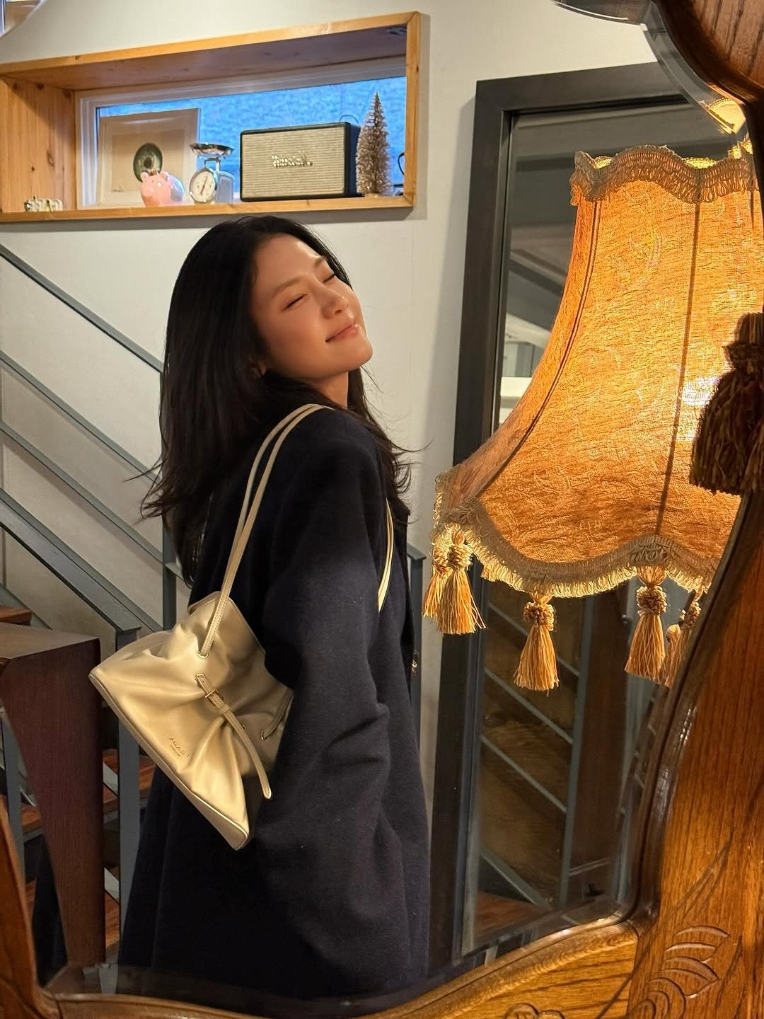 Photo by 박주현 on October 27, 2025. May be an image of duffle coat, purse, mirror and text.