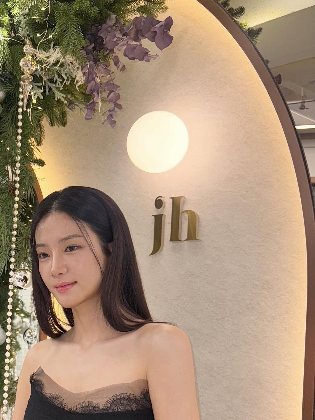 Photo by 박주현 on November 20, 2025. May be an image of one or more people, hair, dress and text.