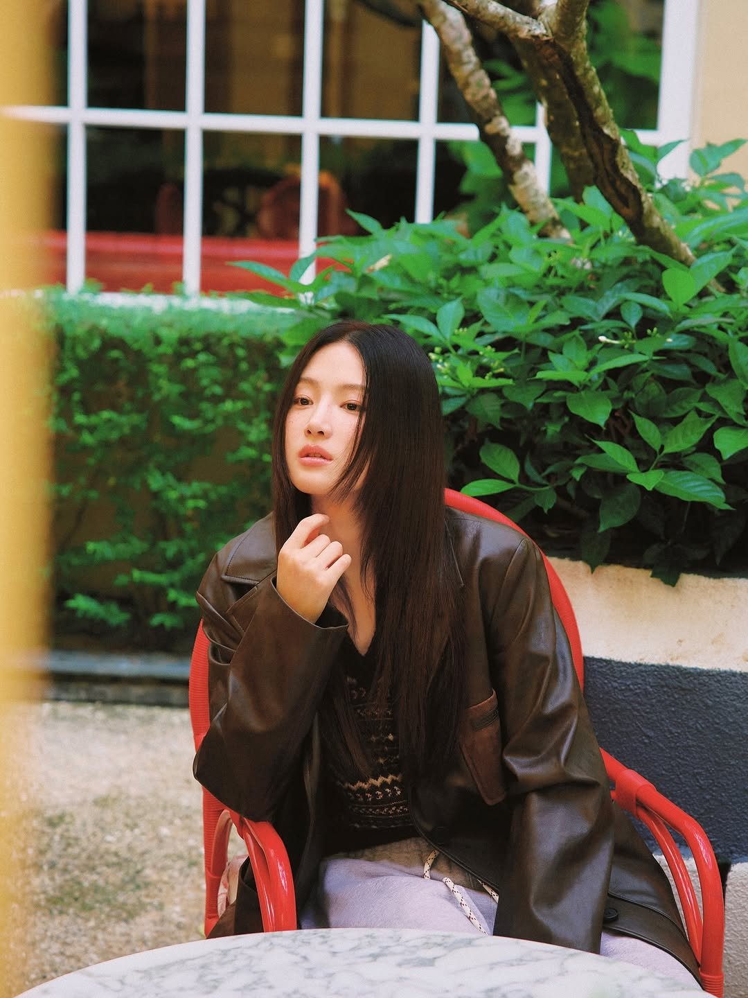 Photo shared by 데이즈드 코리아 DAZED KOREA on October 23, 2025 tagging @charmgirl_1005, and @jwmarriottphuquoc. May be an image of one or more people, hair, duffle coat and text.