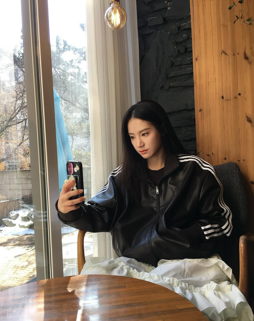 Photo by 박주현 on February 11, 2026. May be an image of one or more people, hair, phone, sweatshirt, turtleneck, parka, flight jacket and text.