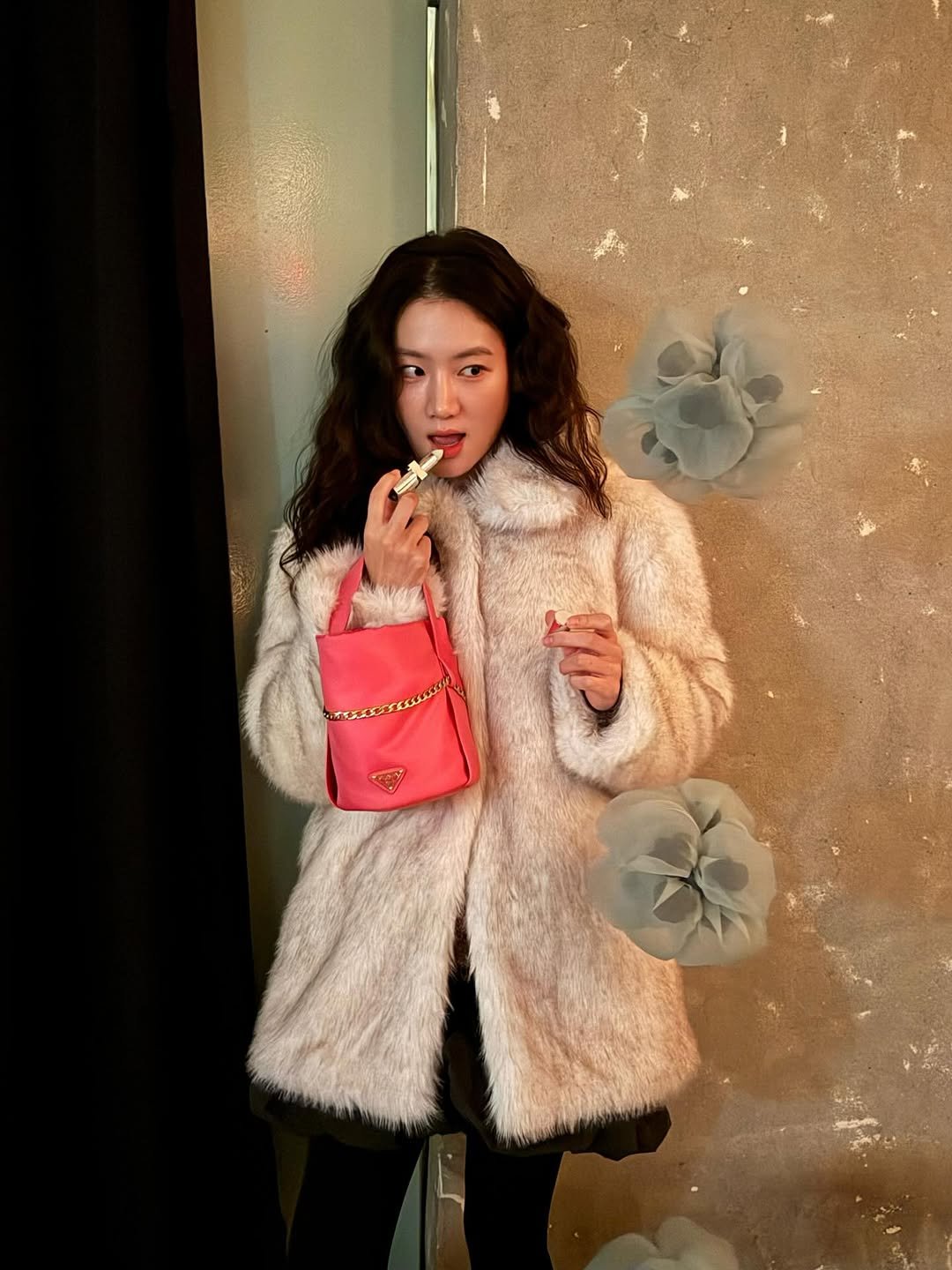 Photo by 박주현 on December 18, 2025. May be an image of duffle coat, sable coat, goosedown coat, purse, lollipop, parka and text.