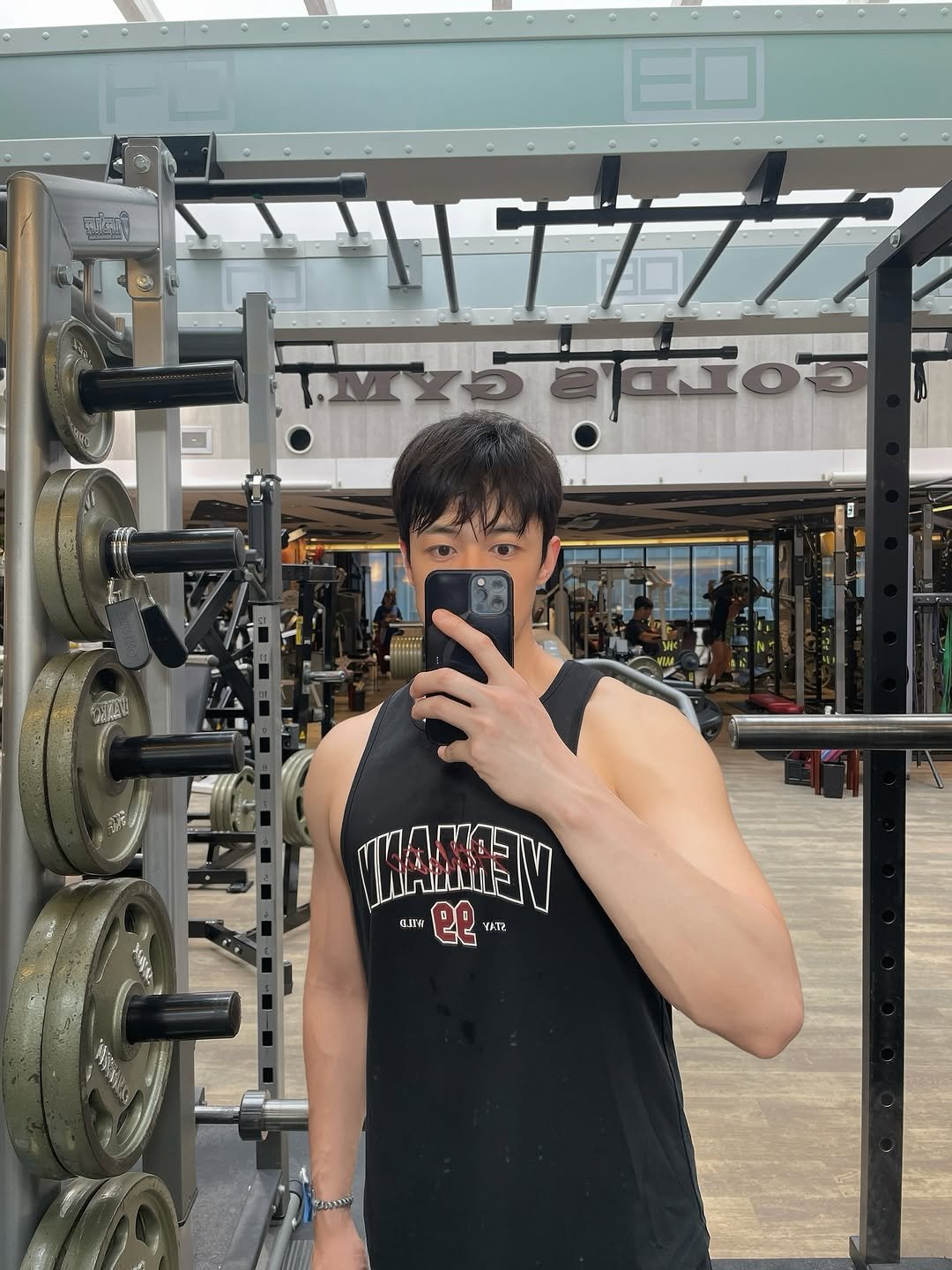 Photo by 차르 | 현실적인 운동•다이어트 on October 03, 2025. May be an image of one or more people, biceps, tanktop, dumbbell and text.