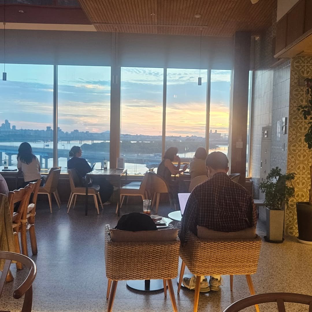 Photo by 채그로 | 한강뷰카페 북카페 마포카페 공덕카페 여의도카페 용산카페 대형카페 on July 24, 2025.