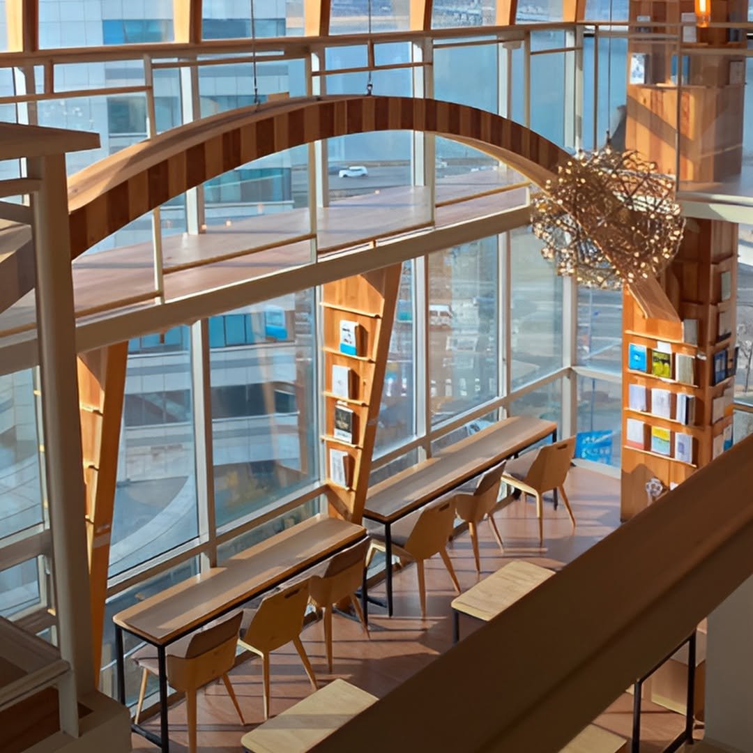 Photo by 채그로 | 한강뷰카페 북카페 마포카페 공덕카페 여의도카페 용산카페 대형카페 on April 14, 2025.