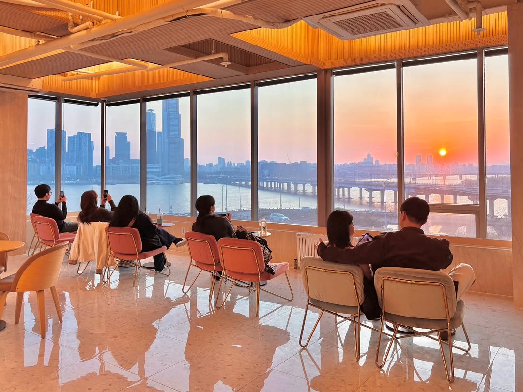 Photo by 채그로 | 한강뷰카페 북카페 마포카페 공덕카페 여의도카페 용산카페 대형카페 on March 22, 2026. May be an image of the Queensboro Bridge, skyscraper, buildings and text.