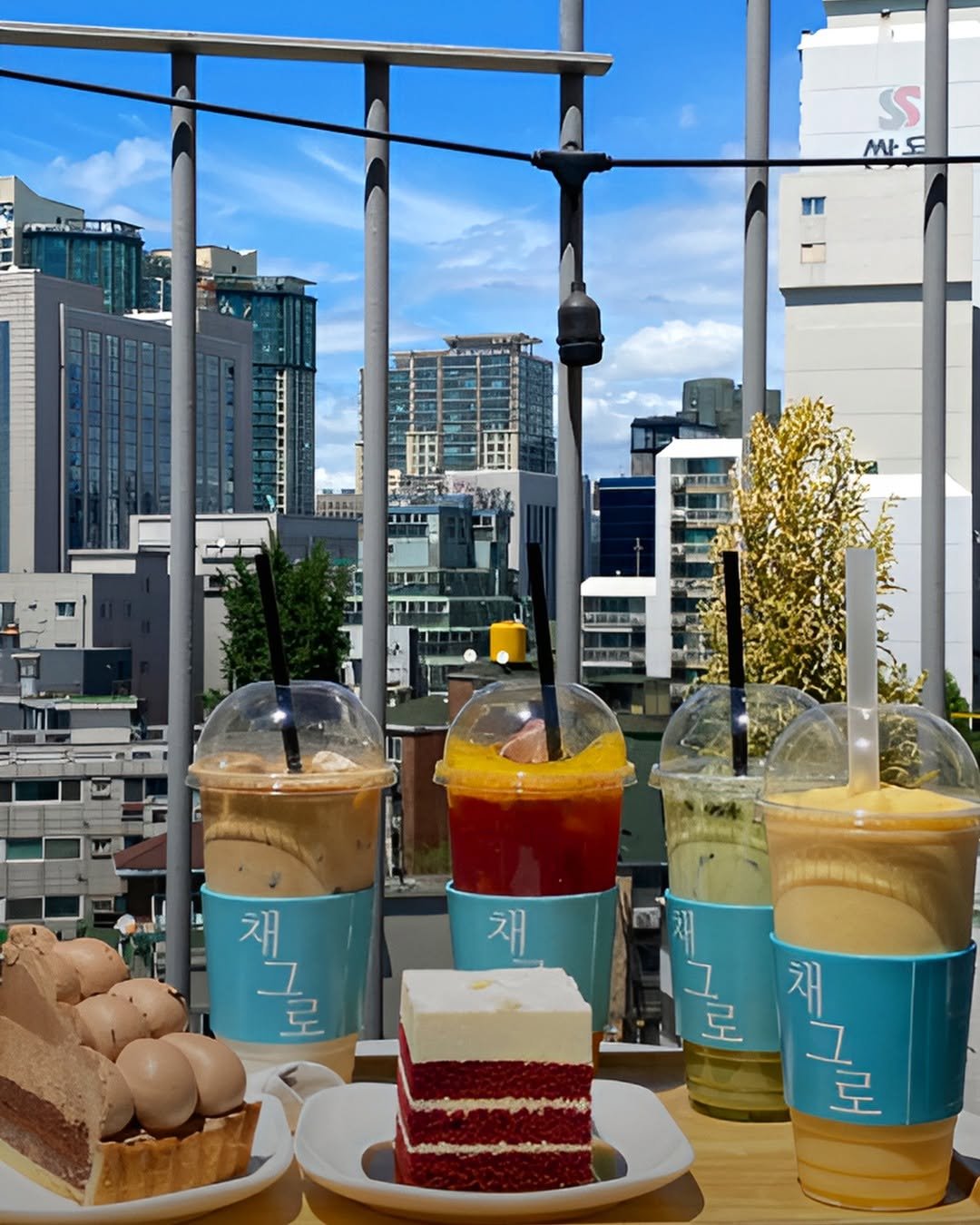 Photo by 채그로 | 한강뷰카페 북카페 마포카페 공덕카페 여의도카페 용산카페 대형카페 on April 14, 2025.