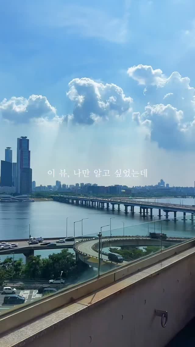 check_grow 게시물 이미지: 큰 하늘을 본지 가 언제였는지... 하늘은 본래 이렇게 큰거였어!  건물사이...