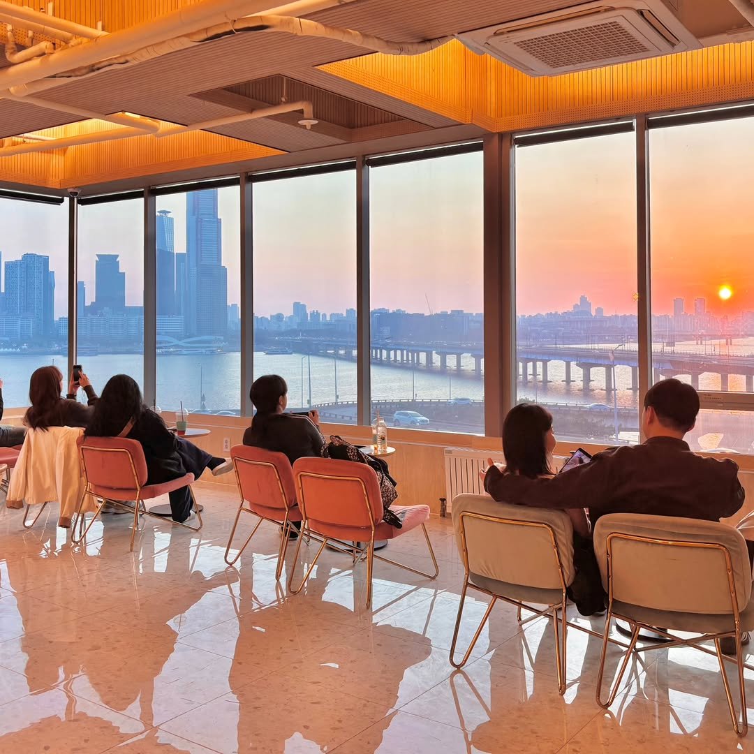 Photo by 채그로 | 한강뷰카페 북카페 마포카페 공덕카페 여의도카페 용산카페 대형카페 on March 22, 2026. May be an image of terminal, buildings and text.