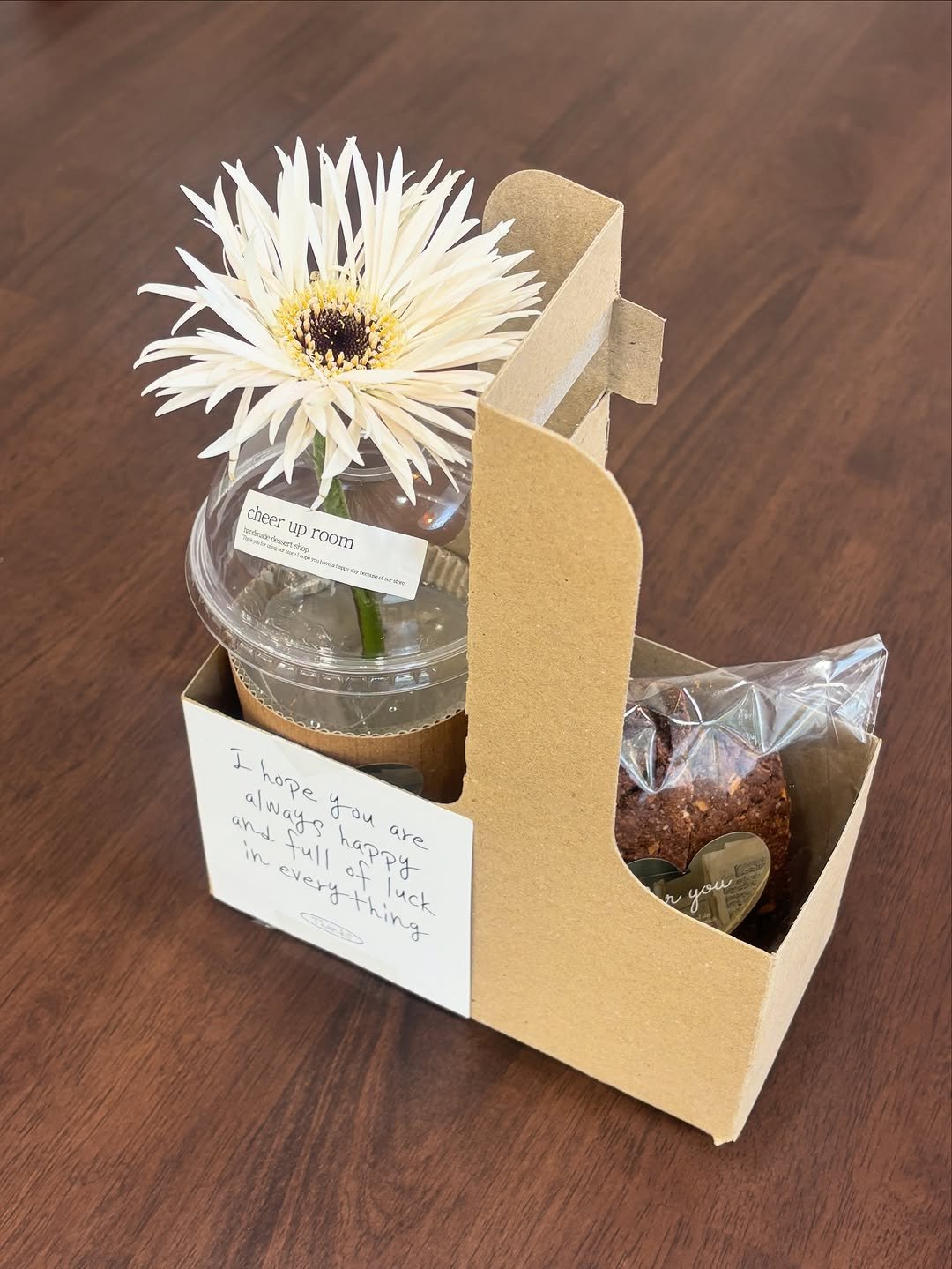 Photo by 위로상점: 수제 스콘 전문점 답례품 단체주문 빵택배 on November 11, 2025. May be an image of coconut macaroon, muffin, brownie and text.