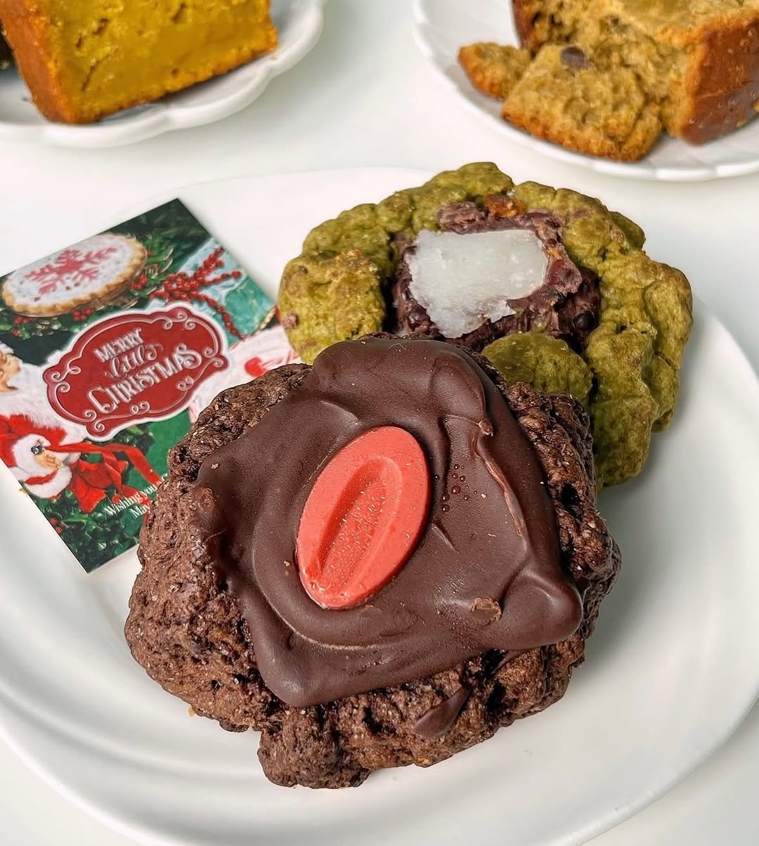 Photo by 위로상점: 수제 스콘 전문점 연말케이크 on February 20, 2026. May be an image of cake, coconut macaroon, oatmeal cookies, scone, brownie, gingerbread cookie and text.