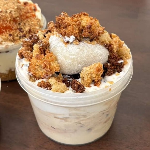 Photo by 위로상점: 수제 스콘 전문점 답례품 단체주문 빵택배 on November 06, 2025. May be an image of crumbcake, tiramisu and text.