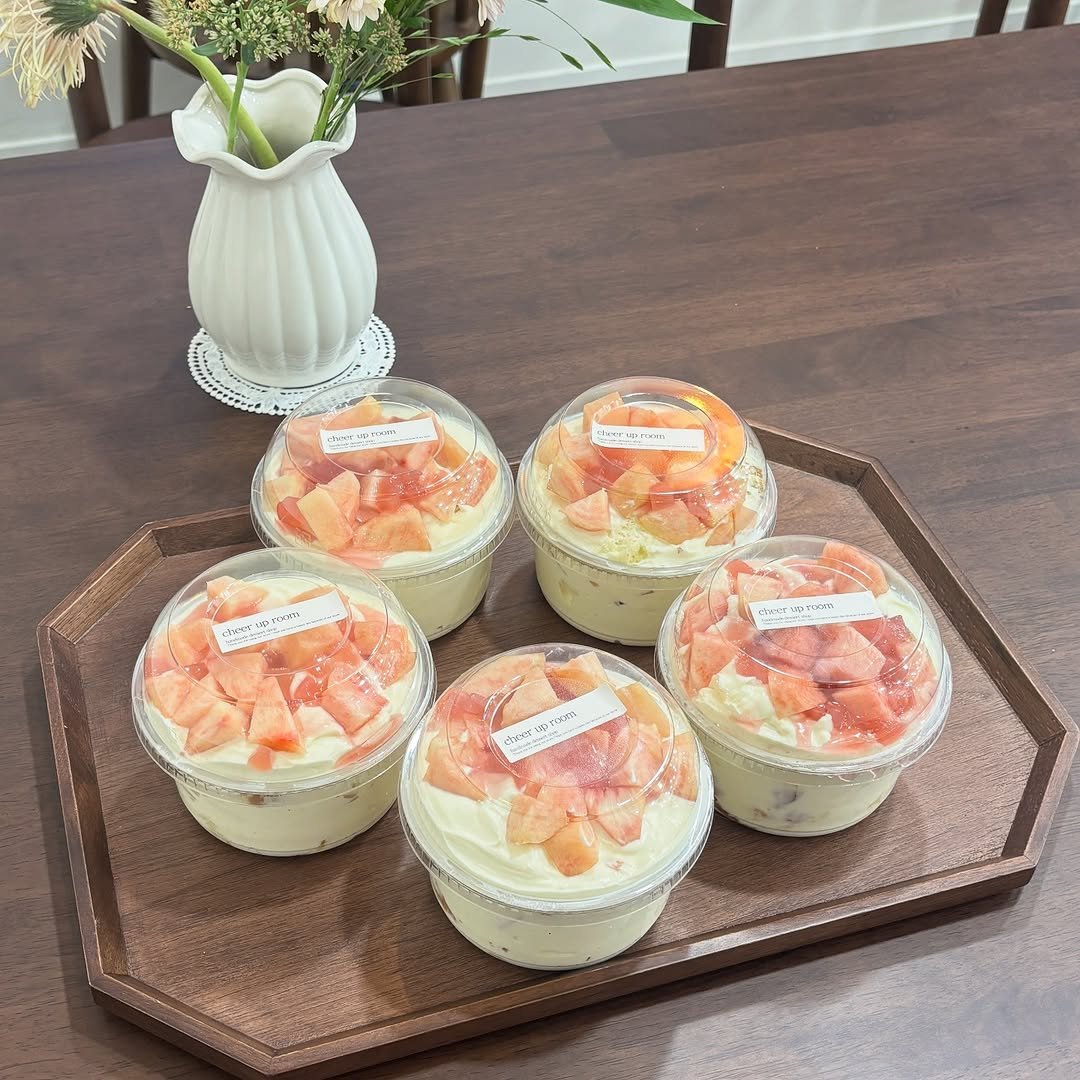 Photo by 위로상점: 수제 스콘 전문점 답례품 단체주문 빵택배 on September 22, 2025. May be an image of chiffon cake, strawberry, fruit cocktail, cheesecake and text.