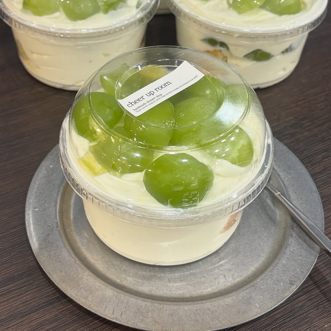 Photo by 위로상점: 수제 스콘 전문점 답례품 단체주문 빵택배 on September 19, 2025. May be an image of dessert, fruit, fruit cocktail, yogurt and text.