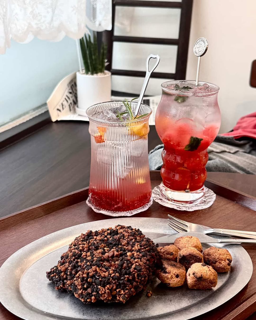Photo by 위로상점: 수제 스콘 전문점 답례품 단체주문 빵택배 on September 20, 2025. May be an image of croquette, sparkling water, cutlet and text.