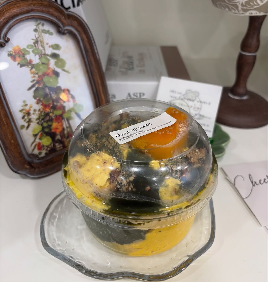Photo by 위로상점: 수제 스콘 전문점 답례품 단체주문 빵택배 on November 05, 2025. May be an image of dessert, paper weight, mango, preserves and text.