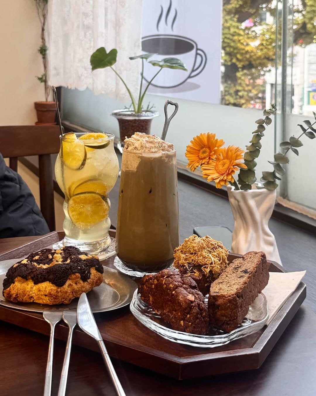 Photo by 위로상점: 수제 스콘 전문점 답례품 단체주문 빵택배 on November 12, 2025. May be an image of cake, coffee cup, coffee, brownie, tart, muffin and text.