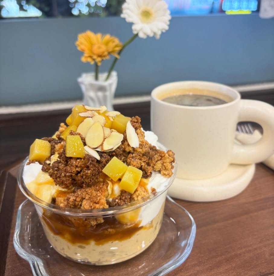 Photo by 위로상점: 수제 스콘 전문점 답례품 단체주문 빵택배 on November 13, 2025. May be an image of dessert, granola, mango, yogurt and text.