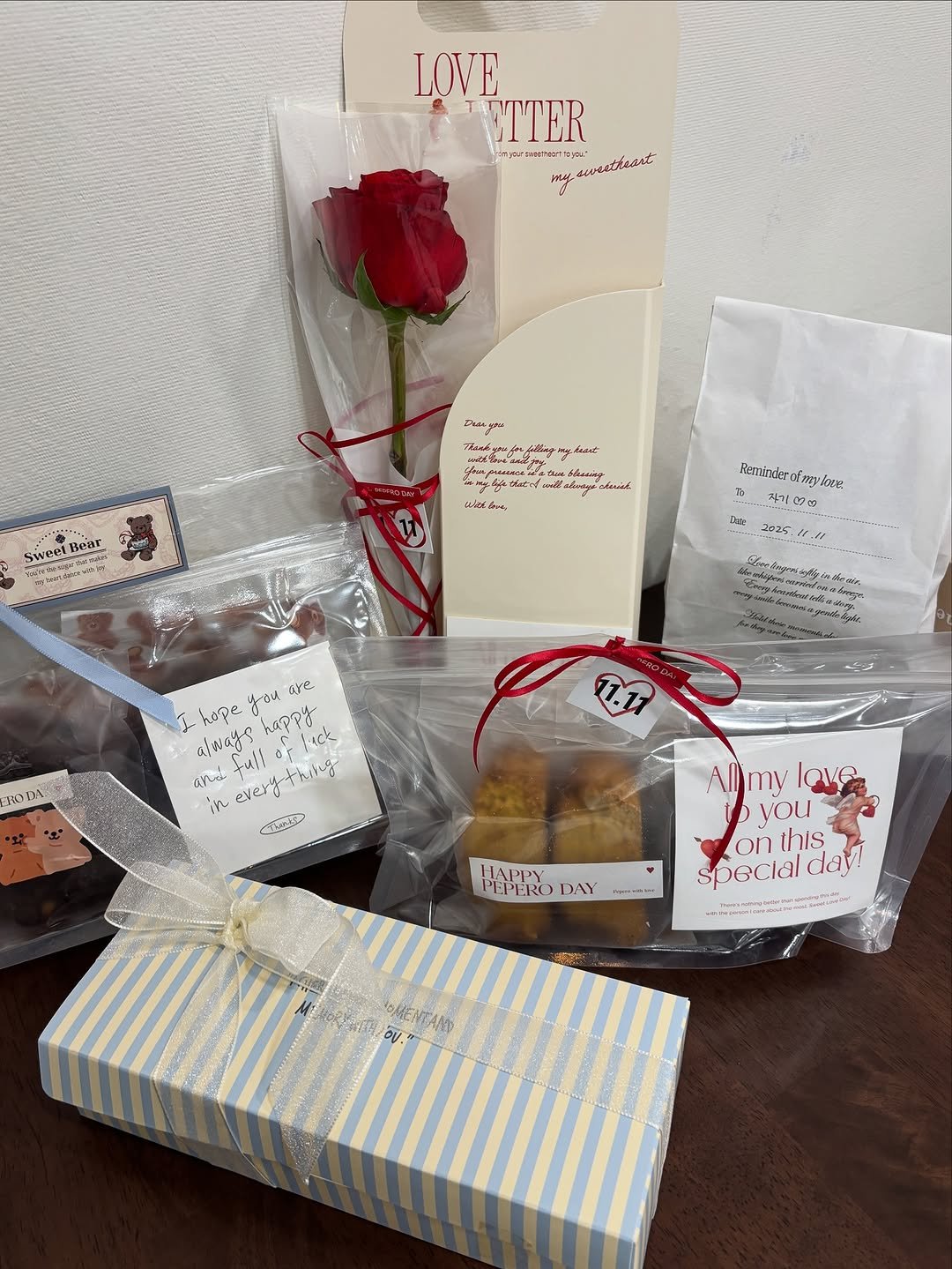 Photo by 위로상점: 수제 스콘 전문점 답례품 단체주문 빵택배 on November 08, 2025. May be an image of coconut macaroon, cake, hamper, rose and text.