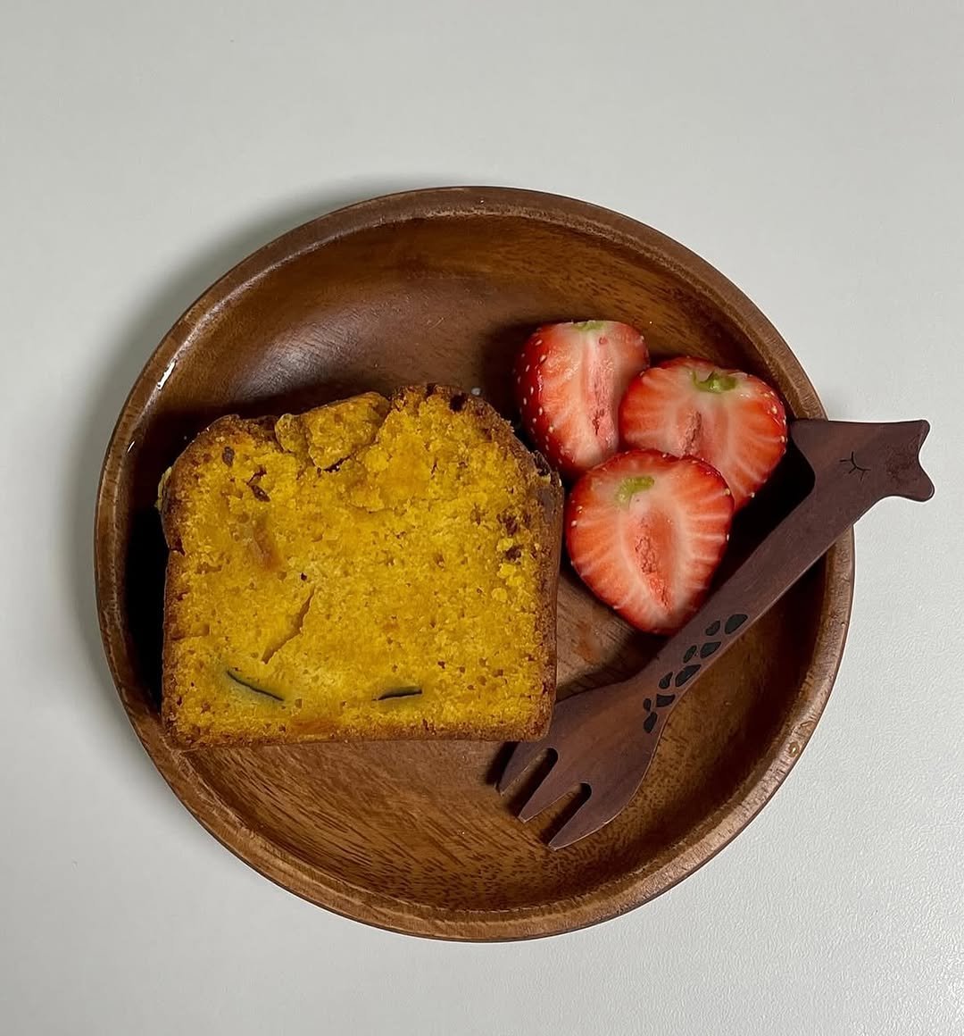 Photo by 위로상점: 수제 스콘 전문점 답례품 단체주문 빵택배 on July 01, 2025. May be an image of chiffon cake and strawberry.