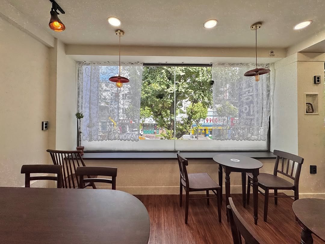 Photo by 위로상점: 수제 스콘 전문점 답례품 단체주문 빵택배 on September 23, 2025. May be an image of table, dining table, indoors, sliding door, window and text.
