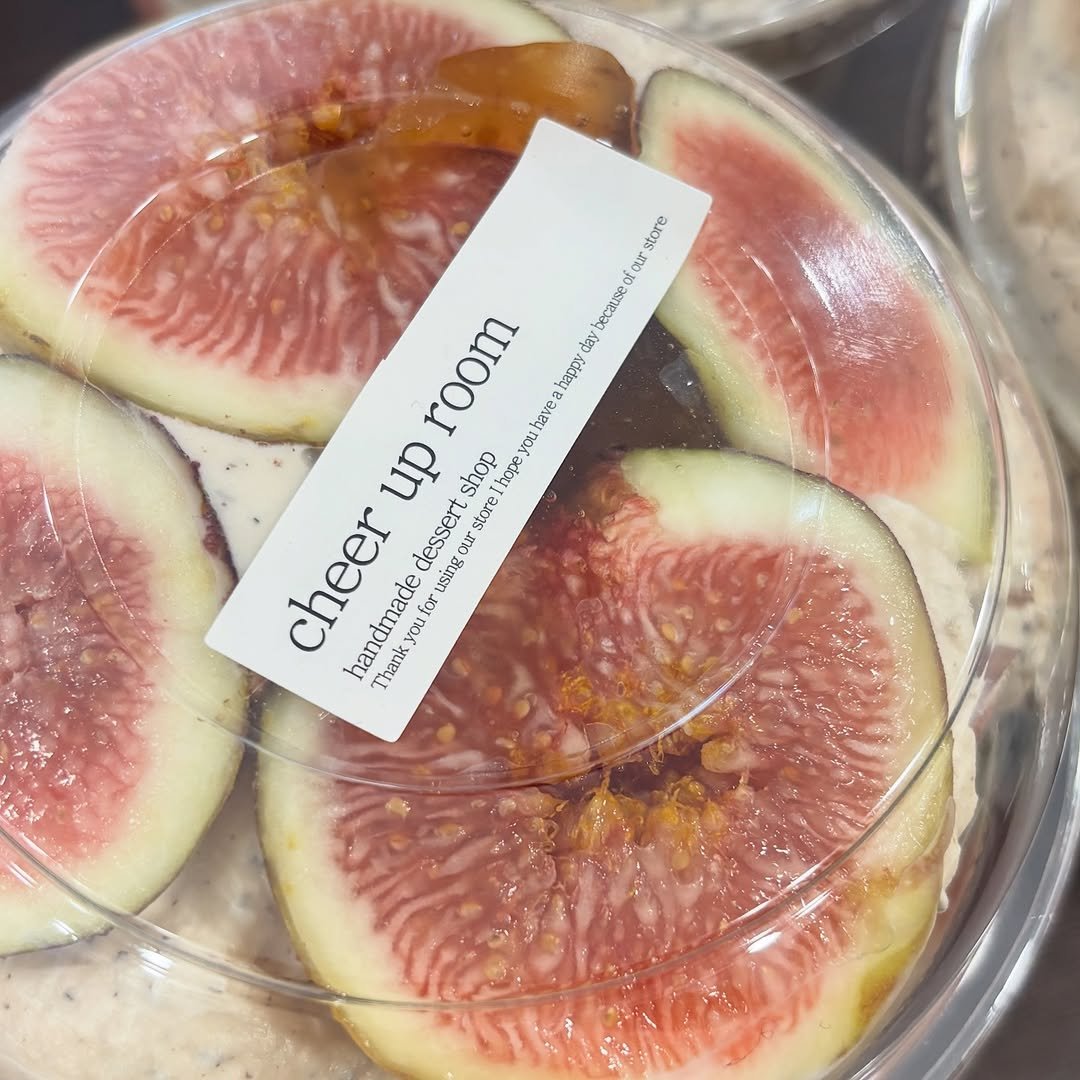 Photo by 위로상점: 수제 스콘 전문점 답례품 단체주문 빵택배 on September 26, 2025. May be an image of dessert, fig, granola and text that says 'tore our rS room because room day appy havea up shop storelkgeyoutaveahagydayb yc! cheer handmadedessertshop dessert storel QU ir handmade you Duio for using Thank'.