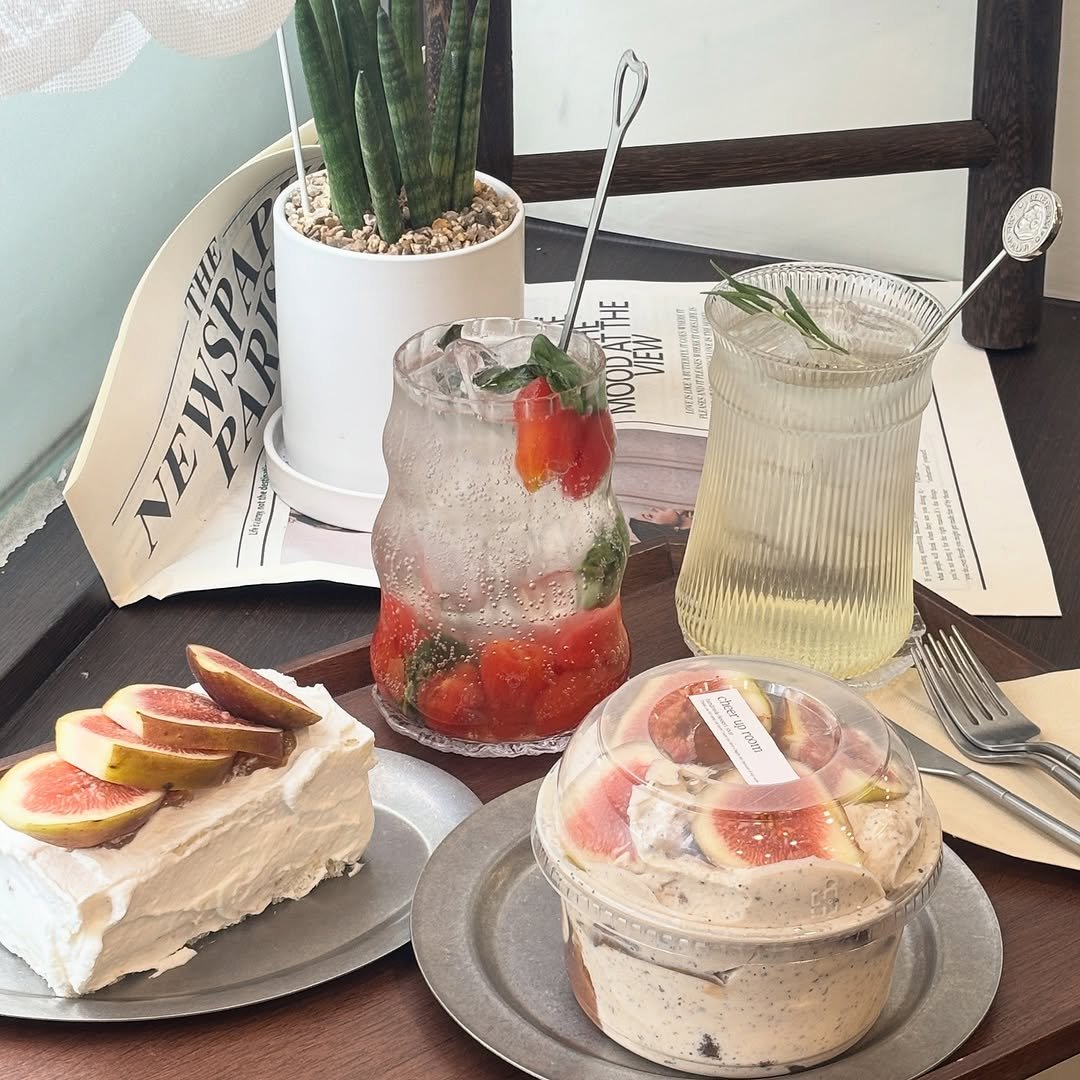 Photo by 위로상점: 수제 스콘 전문점 답례품 단체주문 빵택배 on September 27, 2025. May be an image of ‎chiffon cake, sparkling water, cheesecake, fruitcake, strawberry and ‎text that says '‎NEWSPA THE ح MOUEITHE ከቅ מזתיששאל カビジ た物の‎'‎‎.