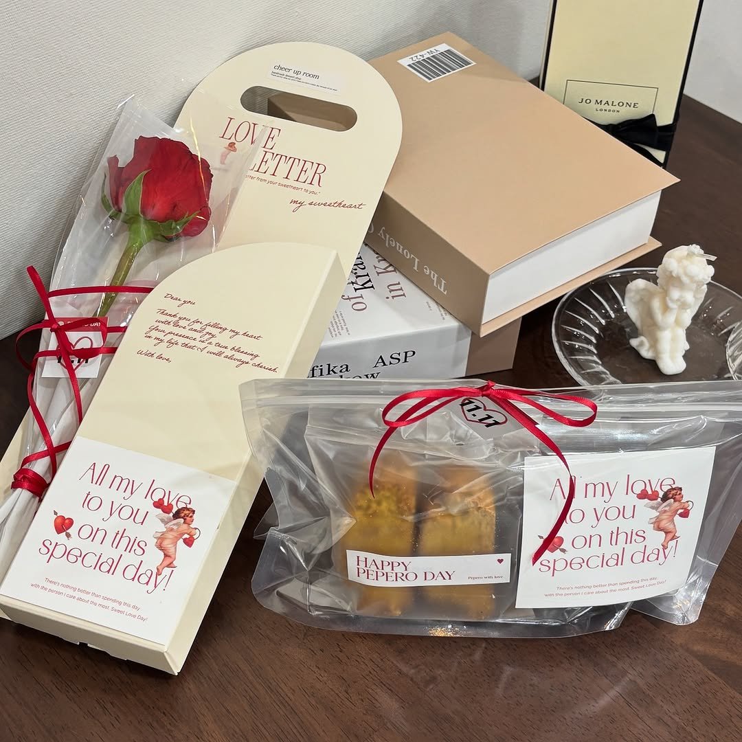 Photo by 위로상점: 수제 스콘 전문점 답례품 단체주문 빵택배 on November 10, 2025. May be an image of coconut macaroon, box, hamper, rose and text.