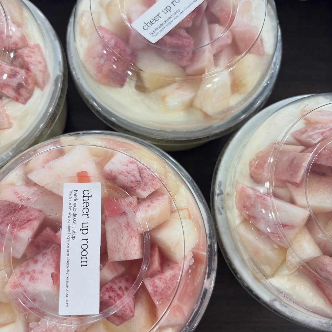 Photo by 위로상점: 수제 스콘 전문점 답례품 단체주문 빵택배 on September 21, 2025. May be an image of dessert, pomelo, fruit cocktail, smoothie and text.