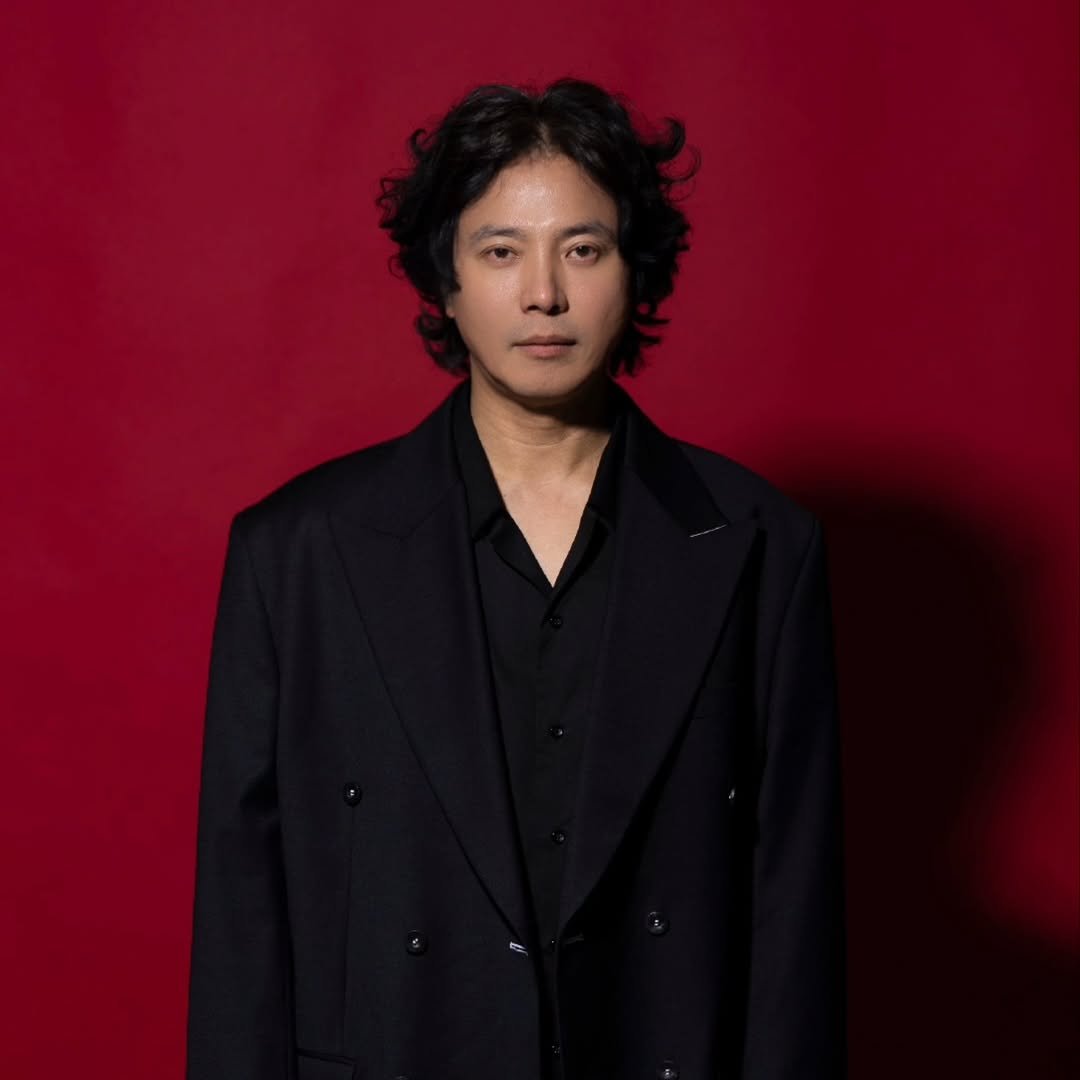 Photo by 남동호 on February 07, 2026. May be an image of one or more people, hair, duffle coat, blazer, suit, bolo tie and text.