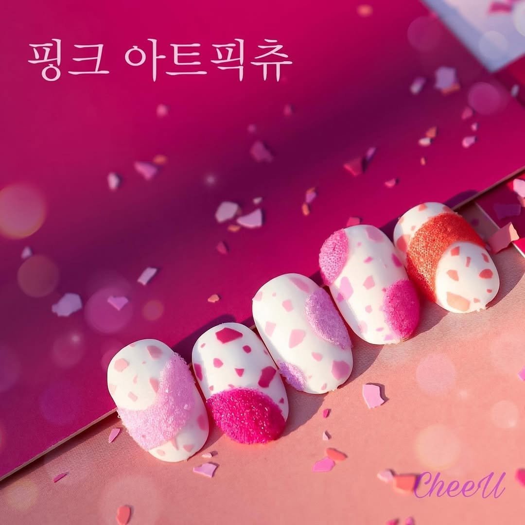 Photo by 치유백화점 대표💜네일재료 | 퍼스널컬러수강 | 네일수강 on September 24, 2025. May be an image of one or more people, fingernails and text that says '핑크 아트픽츄 Cй'.