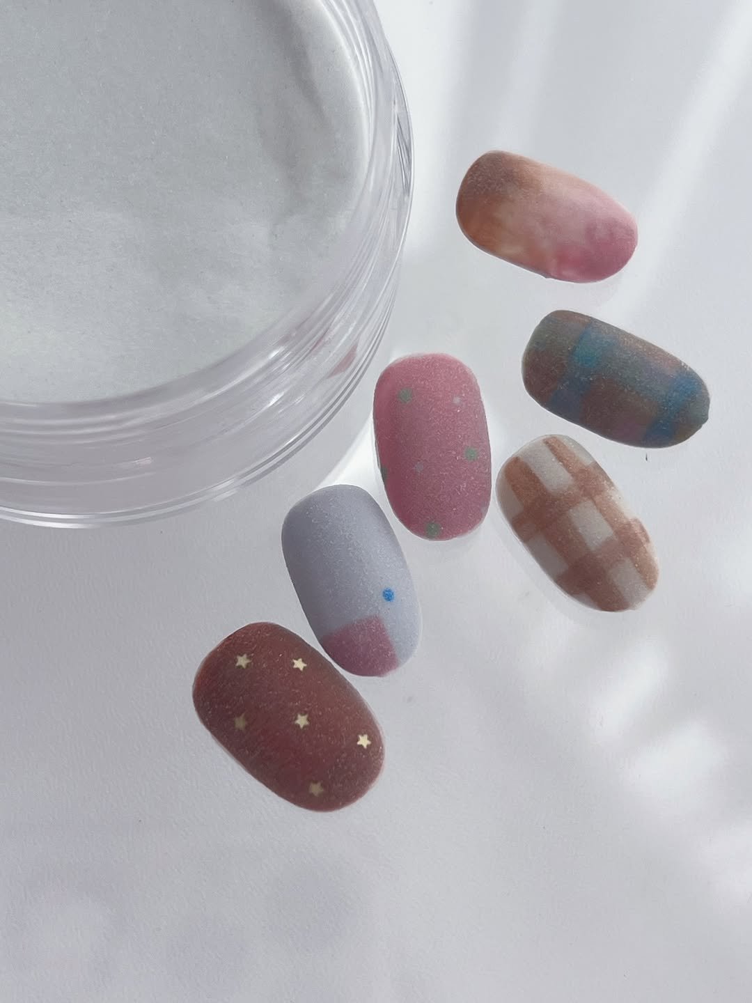 Photo by 치유백화점 대표💜네일재료 | 퍼스널컬러수강 | 네일수강 on November 14, 2025. May be an image of one or more people, fingernails and text.