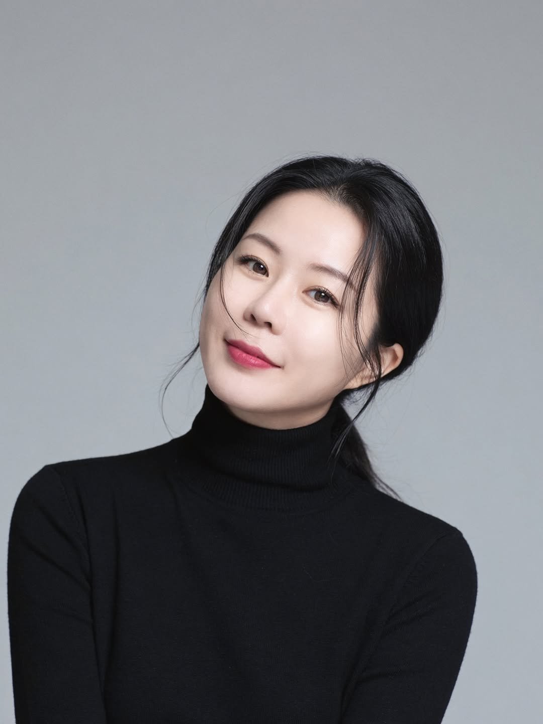 Photo by 치유백화점 대표💜네일재료 | 퍼스널컬러수강 | 네일수강 on February 17, 2026. May be an image of one or more people, makeup, turtleneck and text.